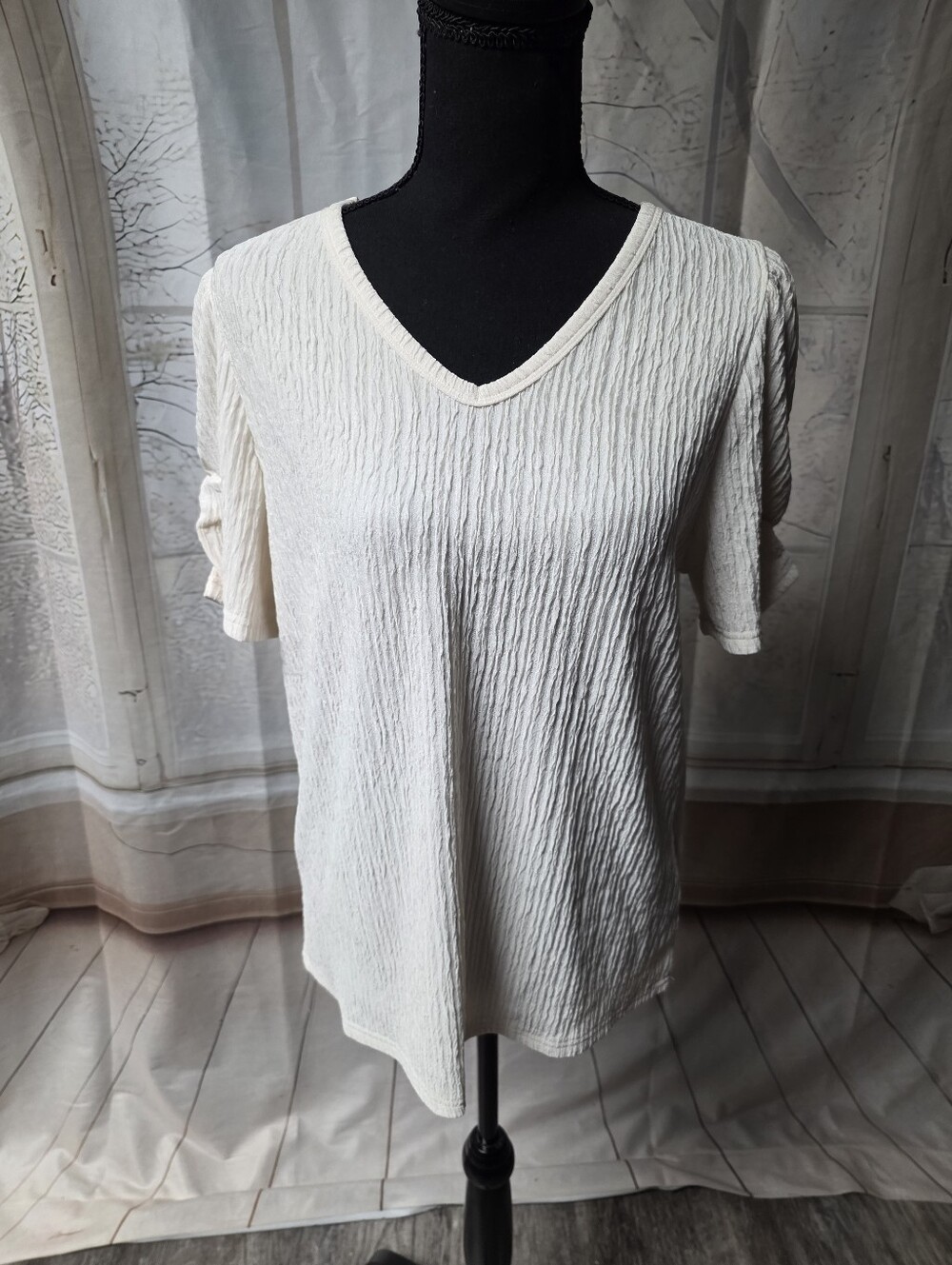 Kohl's Cream Textured V-Neck Short Sleeve Top